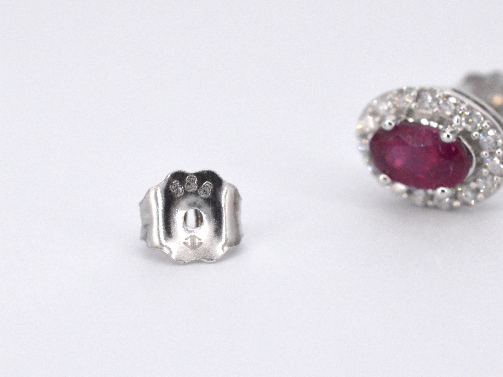 Witgouden oorbellen met diamanten en robijn 2014-7