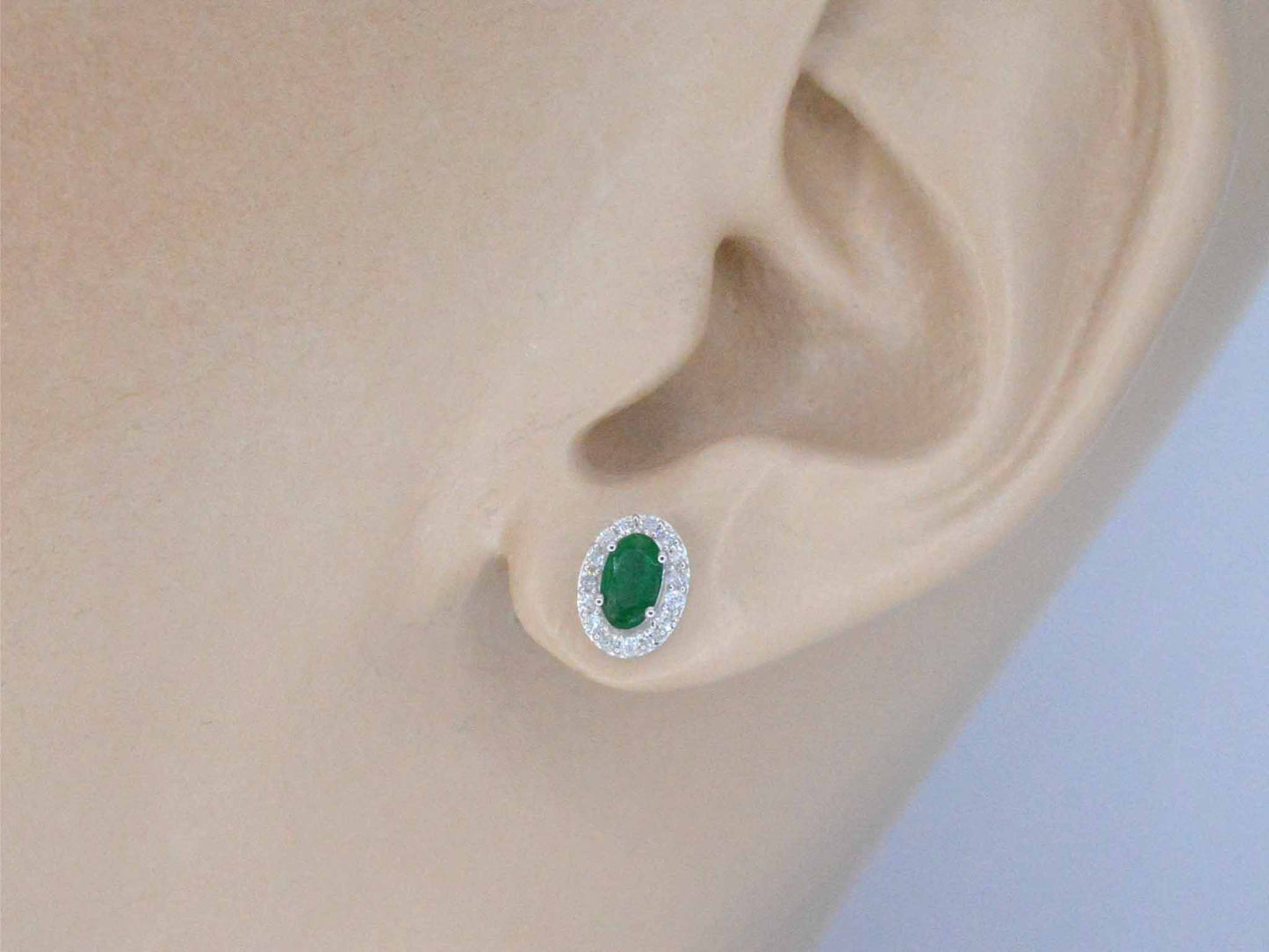 Witgouden oorbellen met diamanten en smaragd