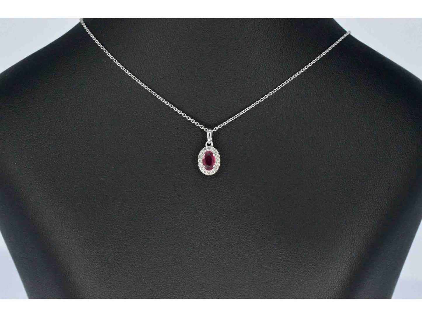 Witgouden entourage hanger met diamanten en robijn