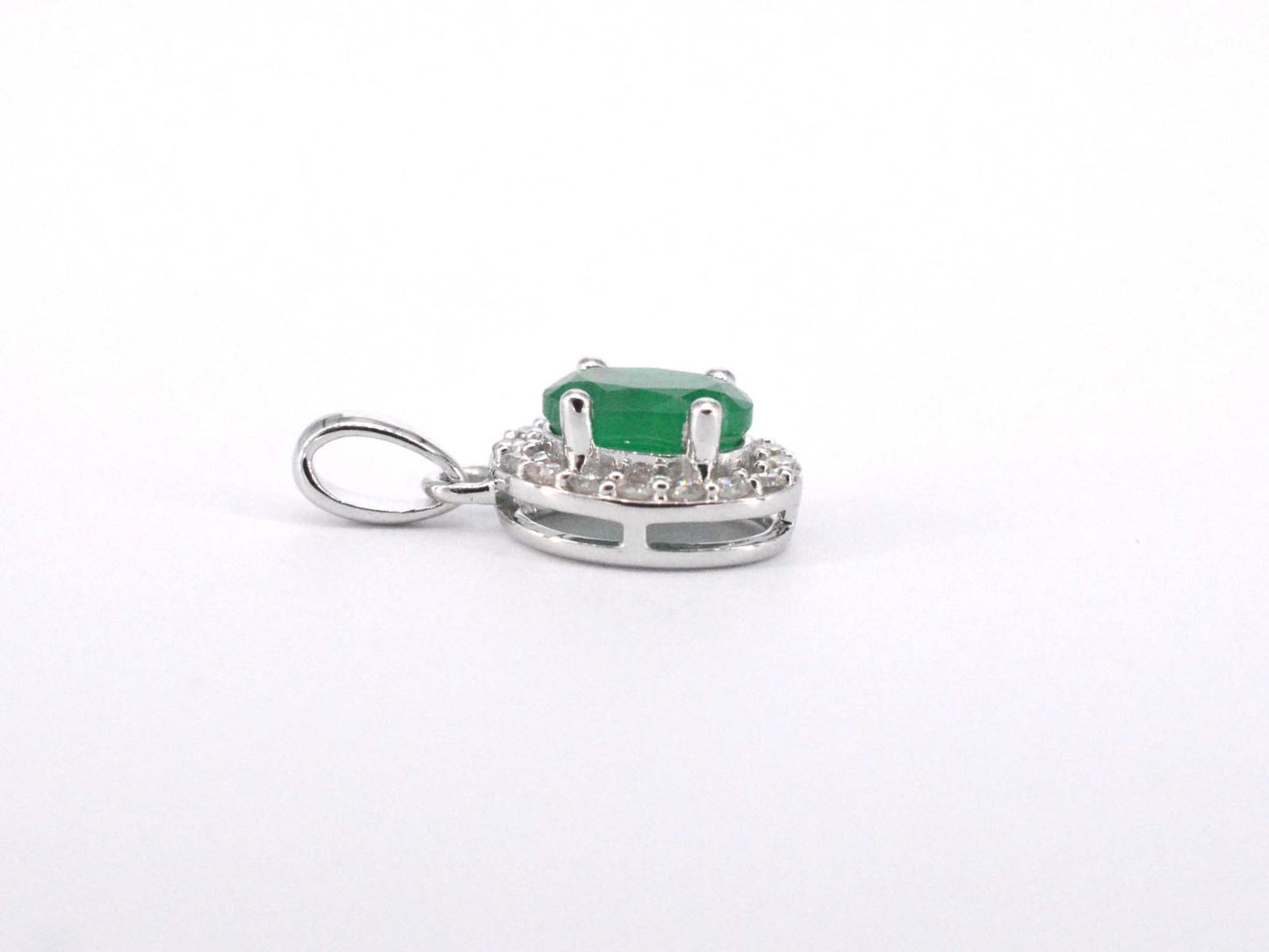 Witgouden entourage hanger met diamanten en smaragd