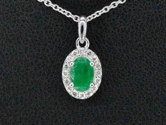 Witgouden entourage hanger met diamanten en smaragd