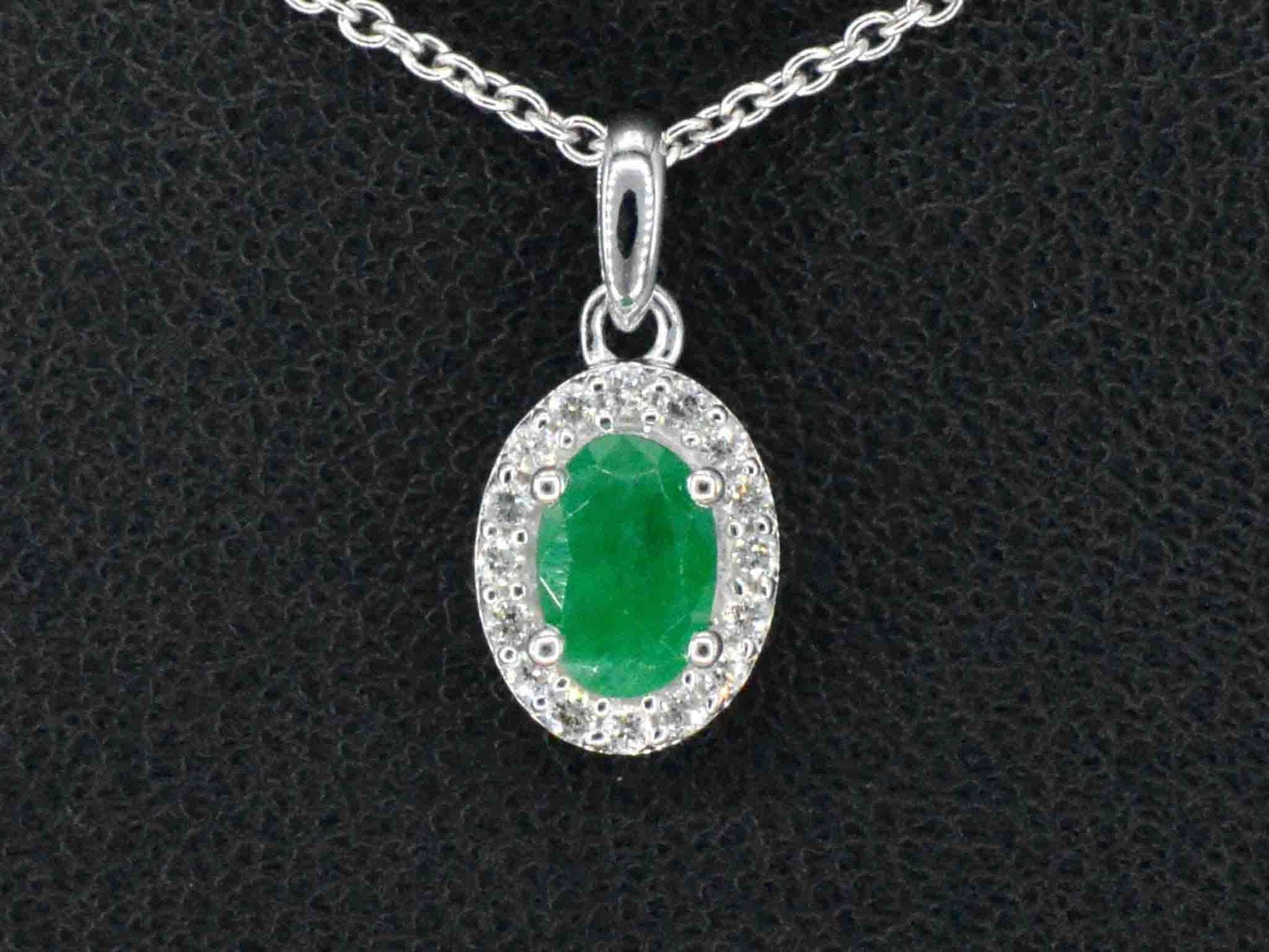 Witgouden entourage hanger met diamanten en smaragd