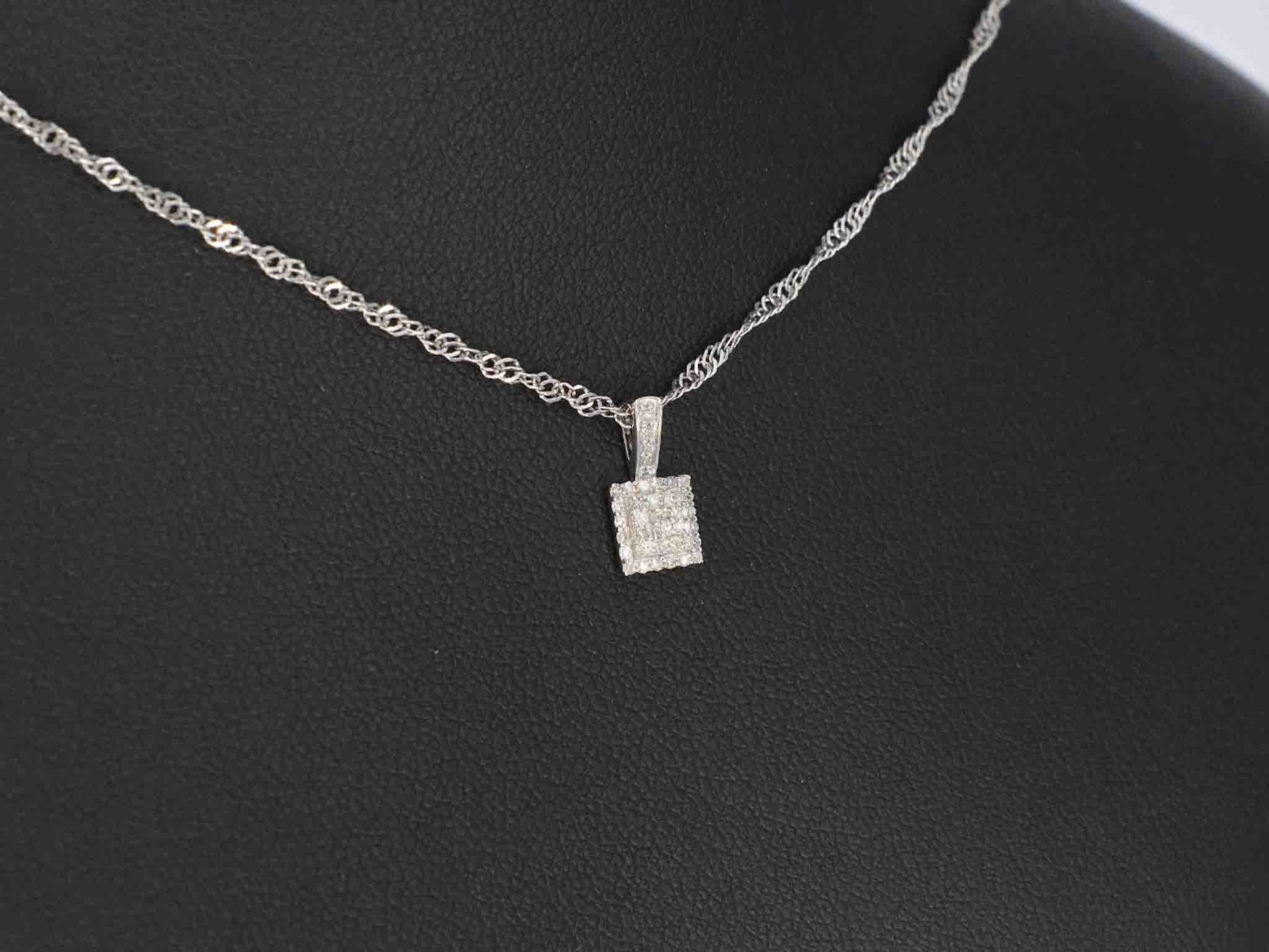 Witgouden hanger met diamanten 2024-2