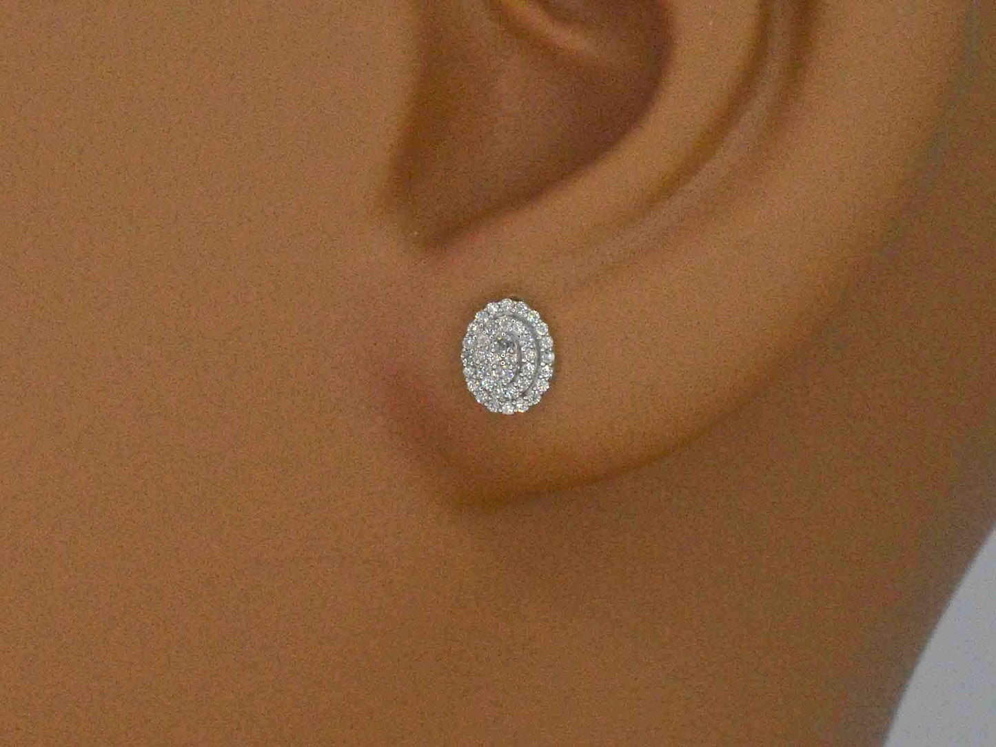 Witgouden entourage oorbellen met diamant
