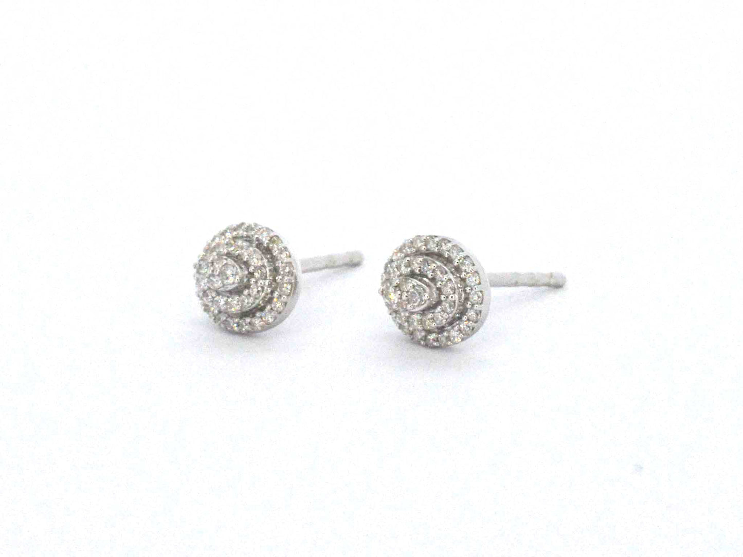 Witgouden entourage oorbellen met diamant