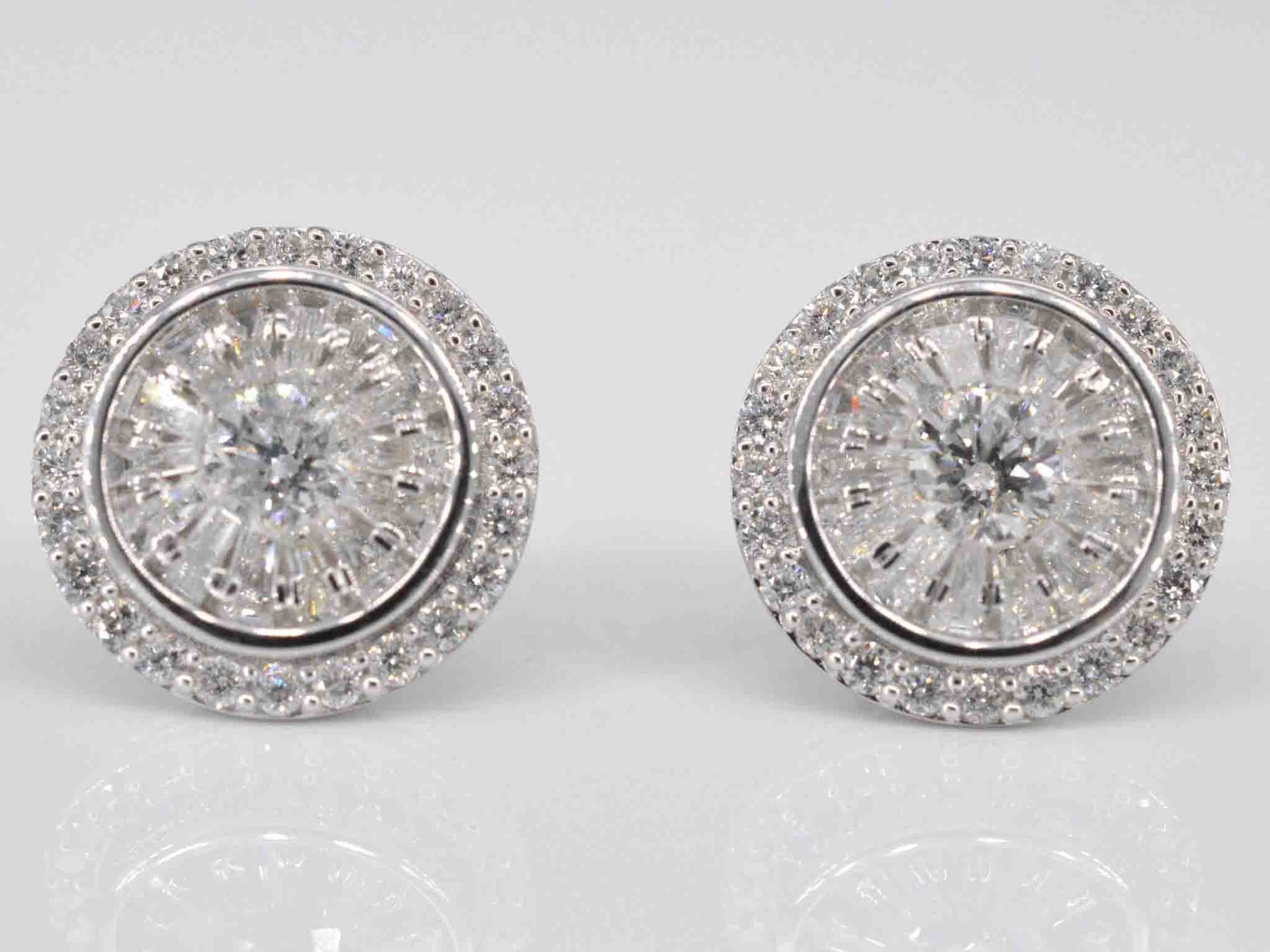 Witgouden entourage oorbellen gezet met 1.20 carat