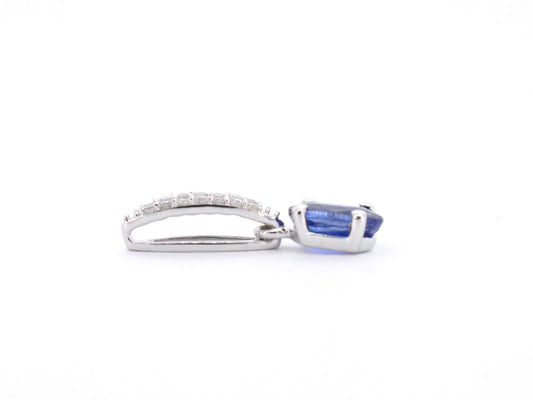 Witgouden entourage hanger met diamanten en saffier