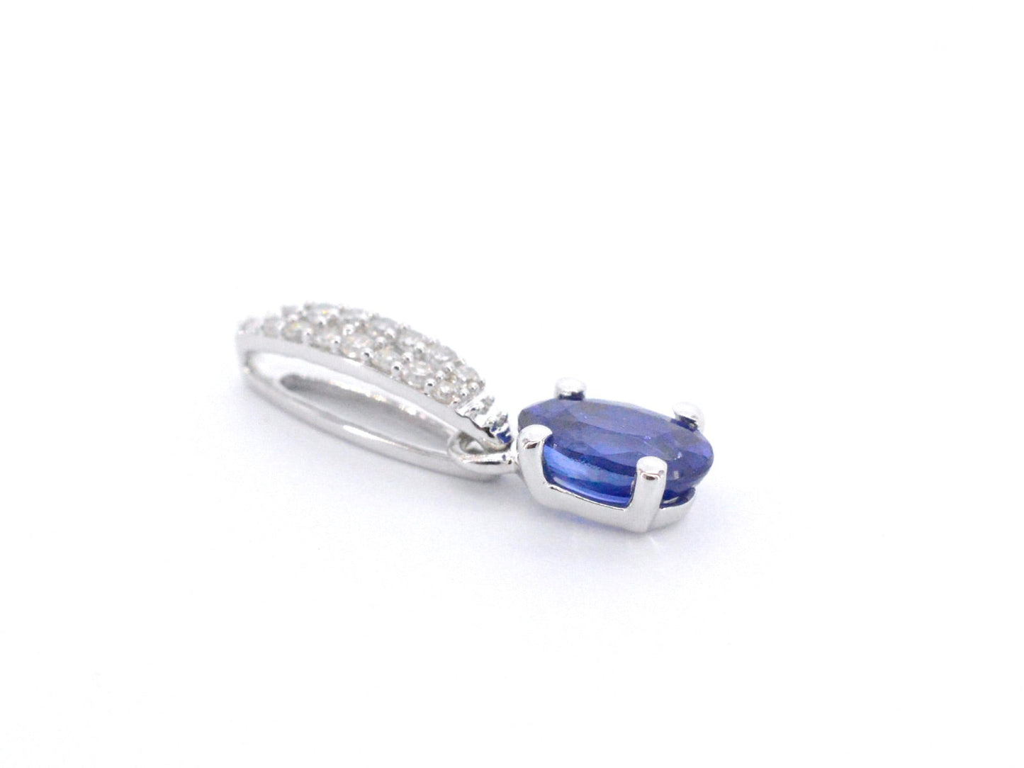 Witgouden entourage hanger met diamanten en saffier 2032-2