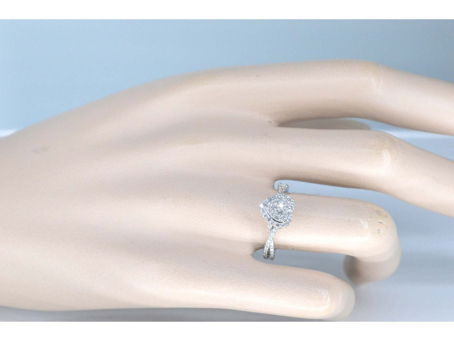 Witgouden hartvormige entourage ring met diamanten