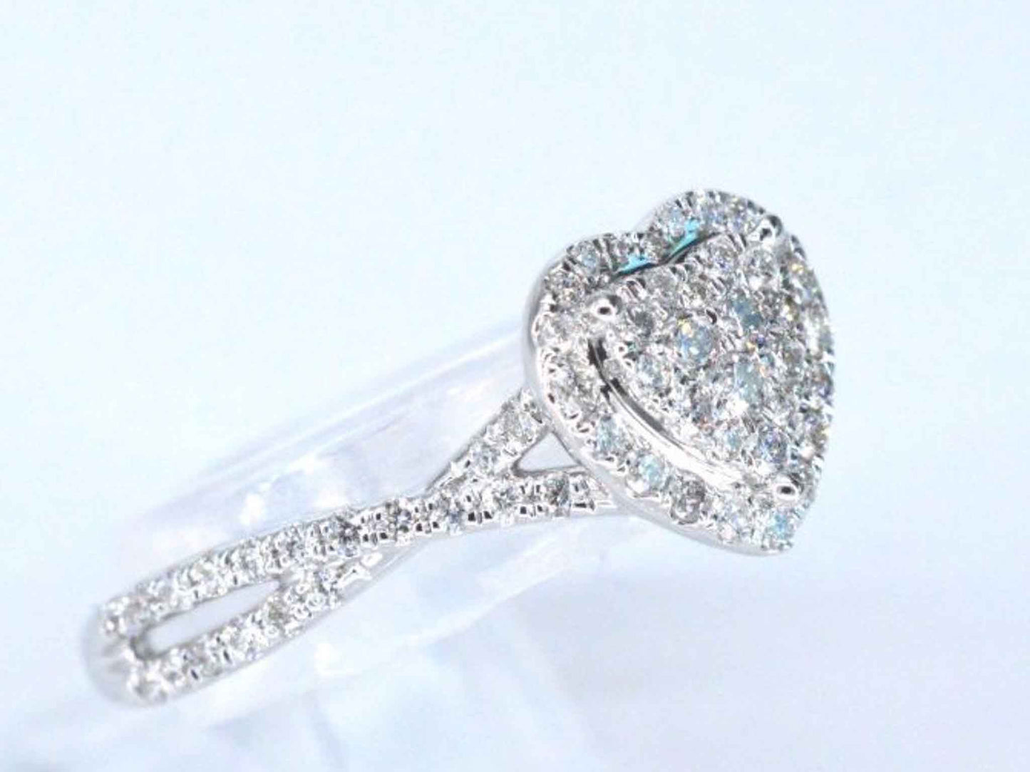 Witgouden hartvormige entourage ring met diamanten