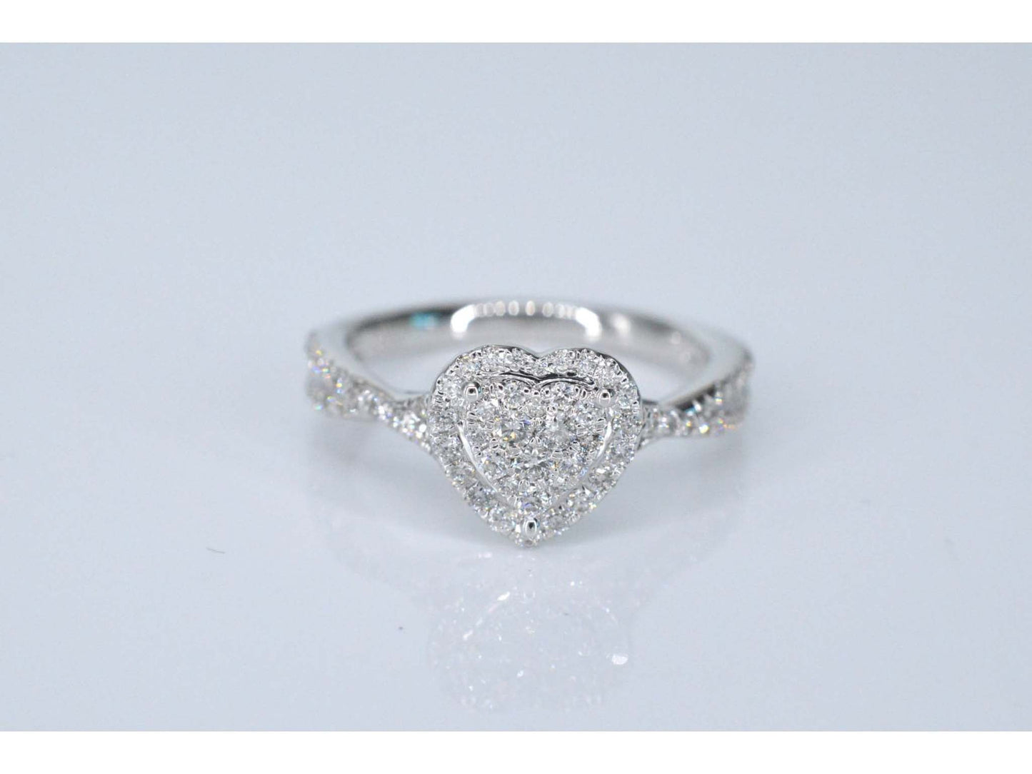 Witgouden hartvormige entourage ring met diamanten