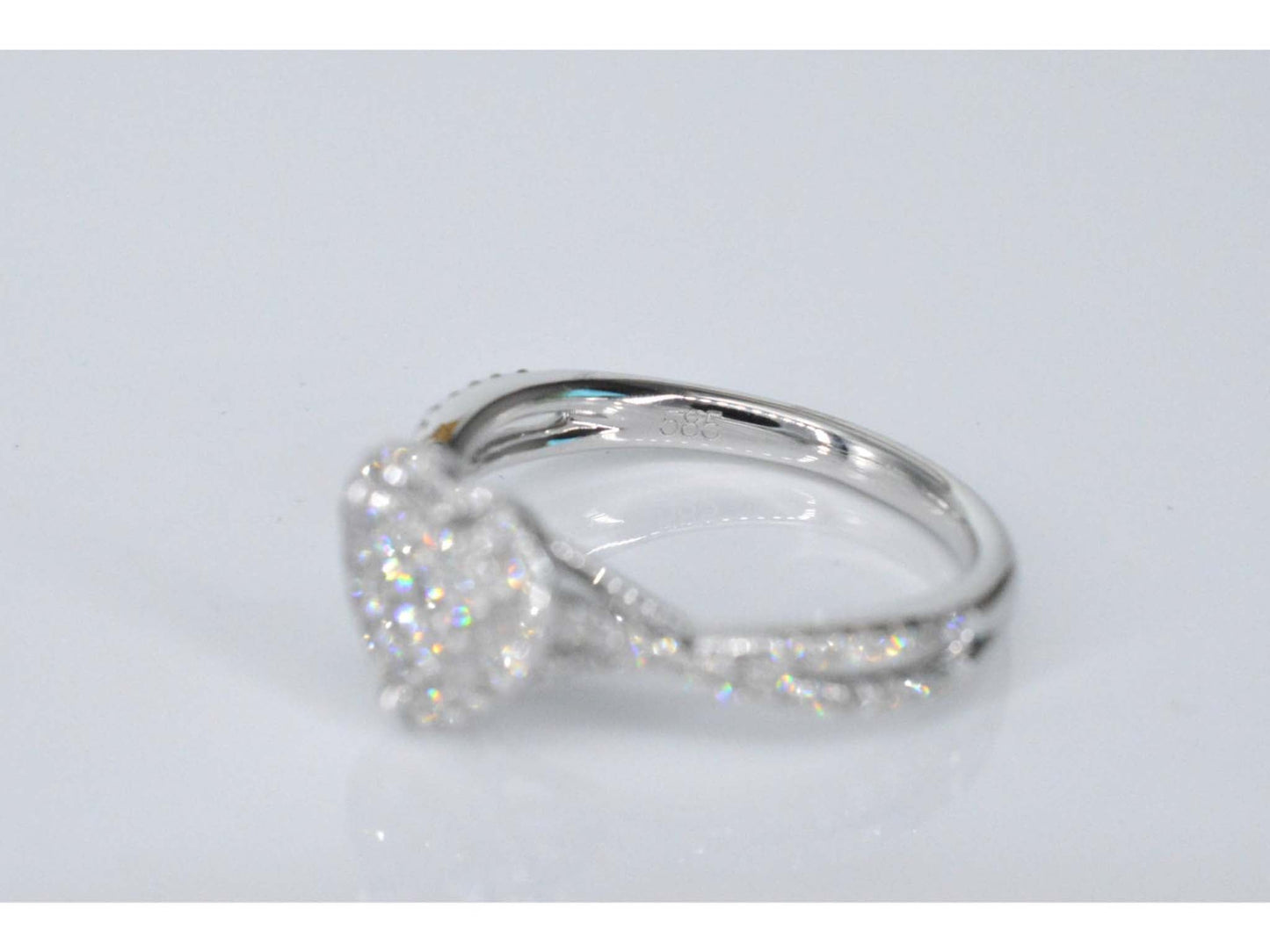 Witgouden hartvormige entourage ring met diamanten