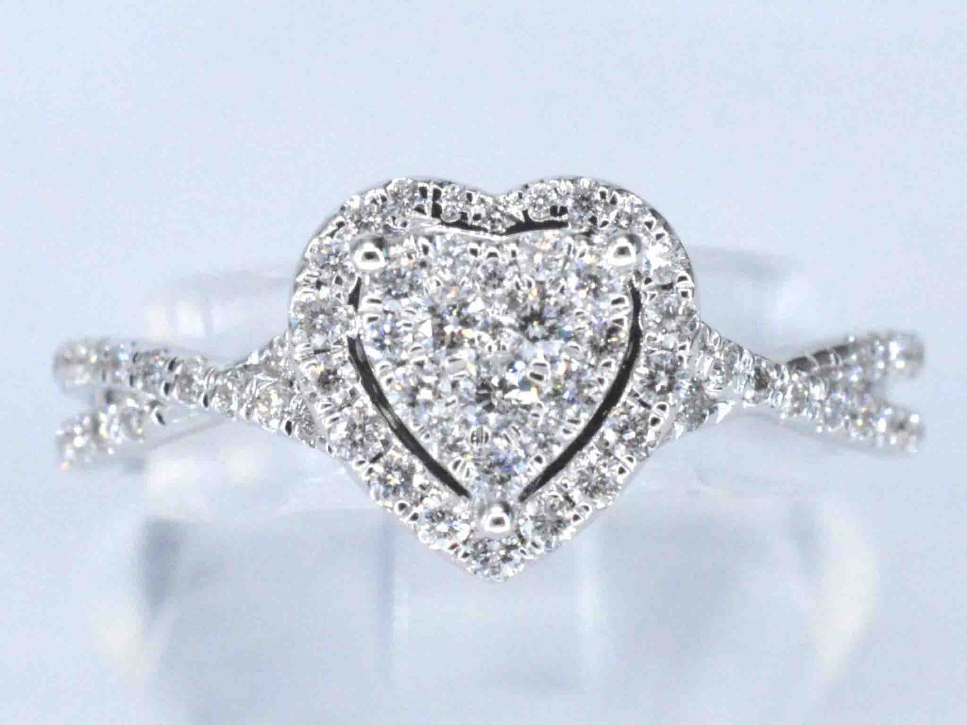 Witgouden hartvormige entourage ring met diamanten