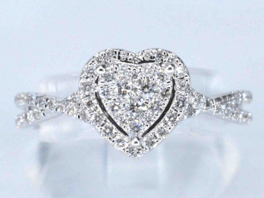 Witgouden hartvormige entourage ring met diamanten