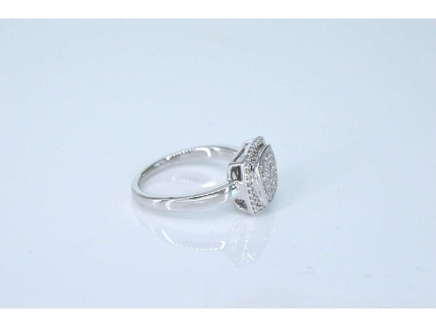 Witgouden entourage ring met diamanten