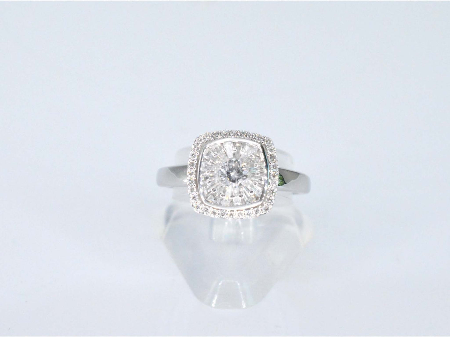 Witgouden entourage ring met diamanten