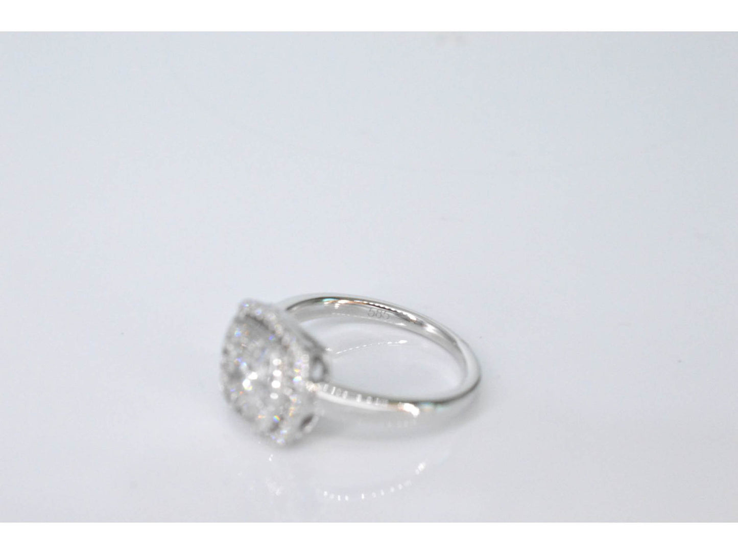 Witgouden entourage ring met diamanten