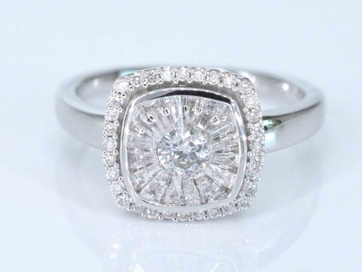 Witgouden entourage ring met diamanten