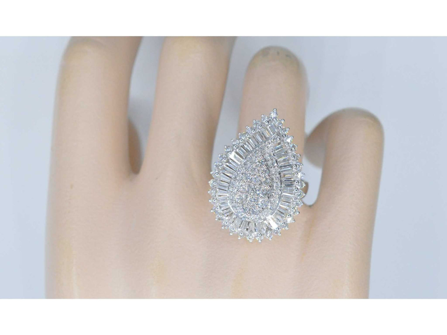 Exclusieve witgouden druppelvormige entourage ring met diamanten