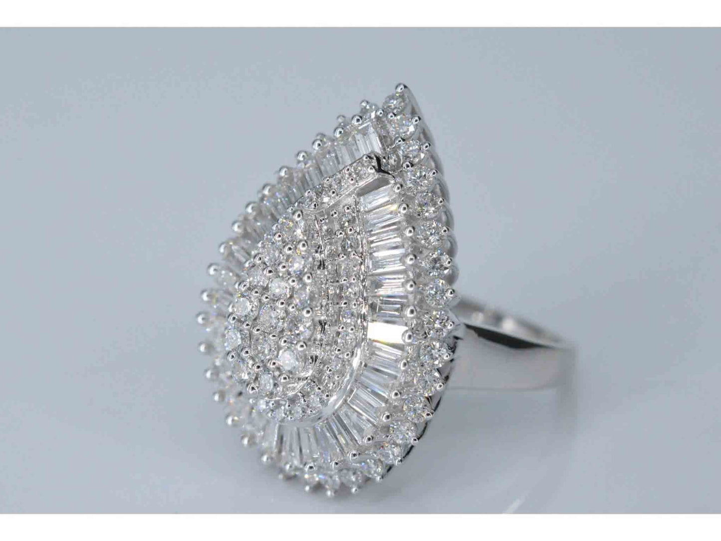 Exclusieve witgouden druppelvormige entourage ring met diamanten