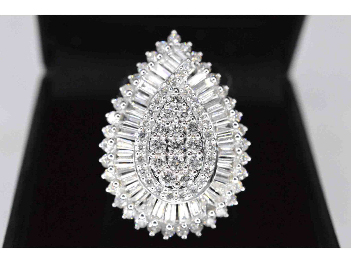 Exclusieve witgouden druppelvormige entourage ring met diamanten