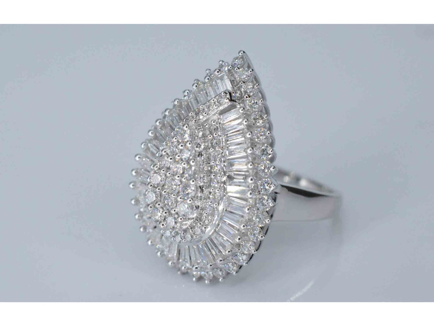 Exclusieve witgouden druppelvormige entourage ring met diamanten