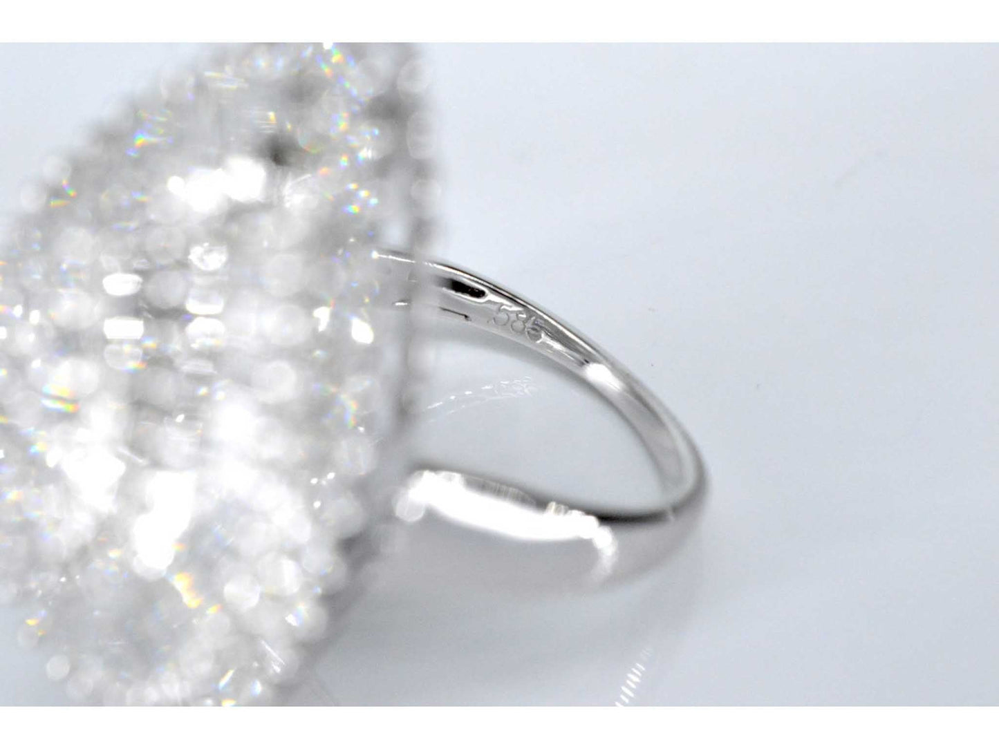 Exclusieve witgouden druppelvormige entourage ring met diamanten