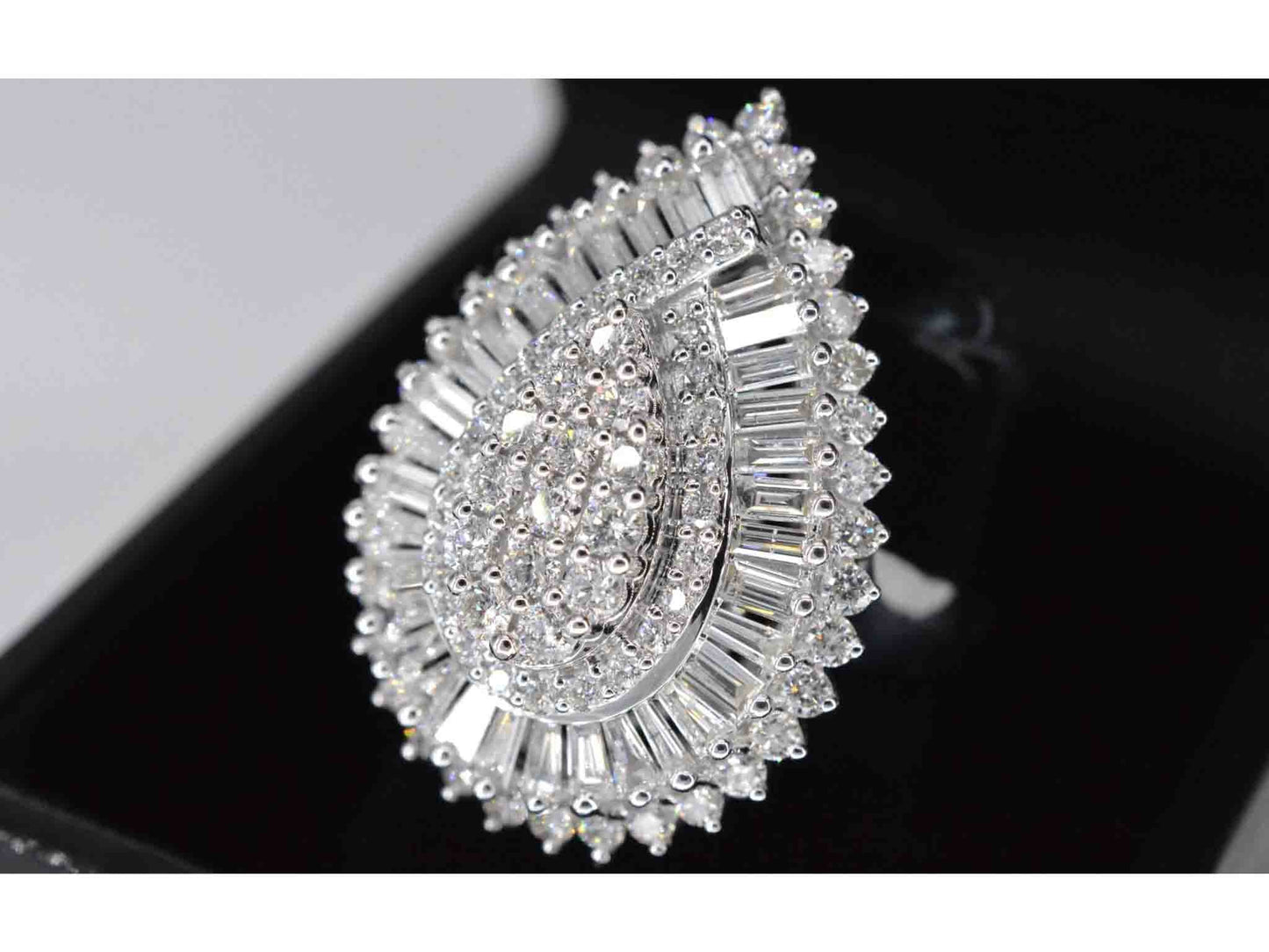Exclusieve witgouden druppelvormige entourage ring met diamanten