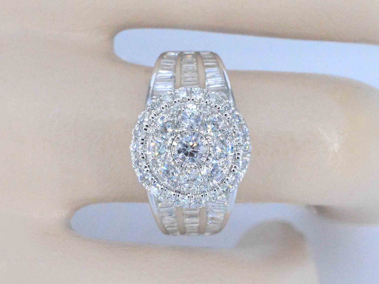 Witgouden entourage ring met diamanten 2041-2