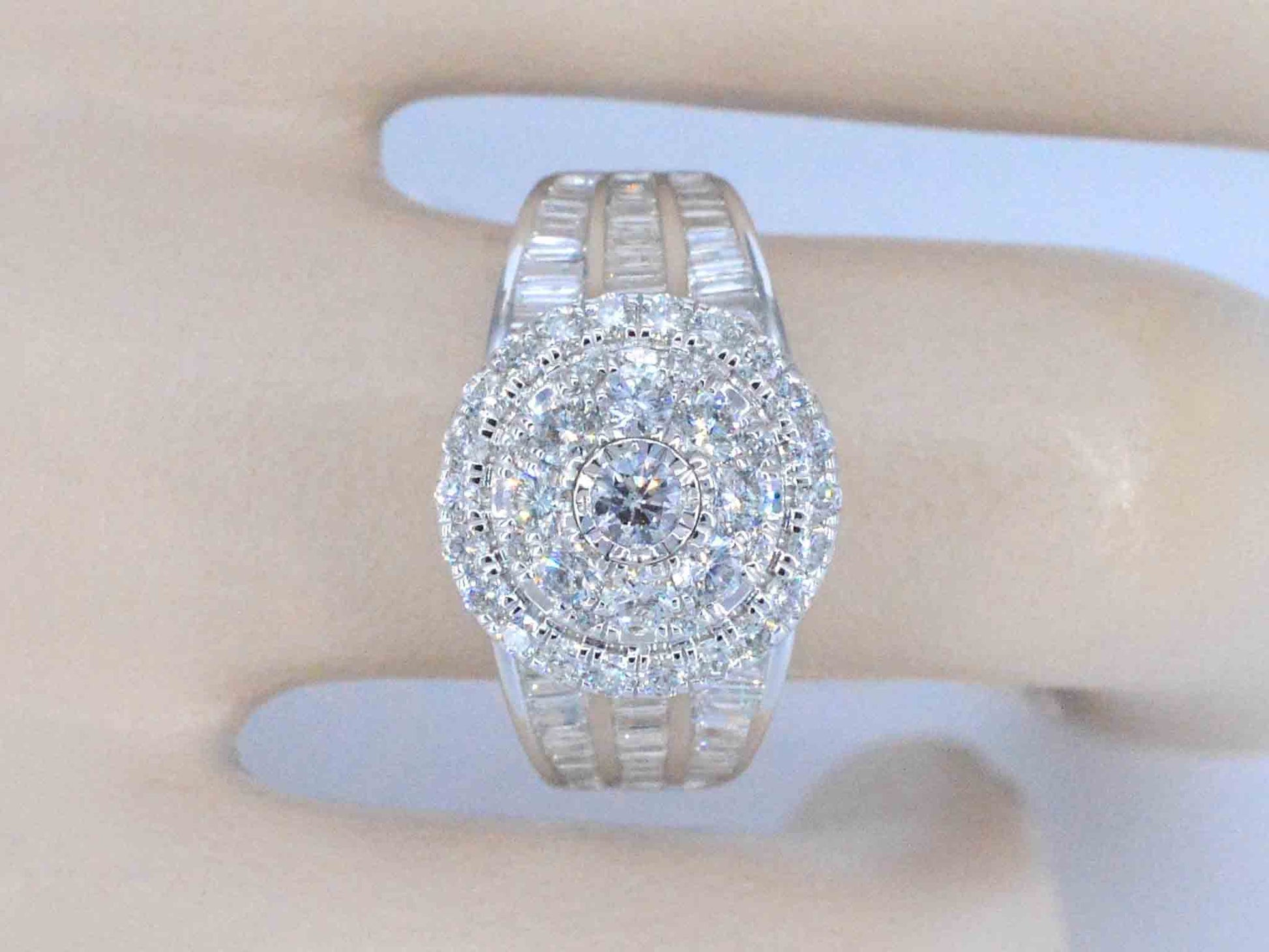 Witgouden entourage ring met diamanten 2041-2