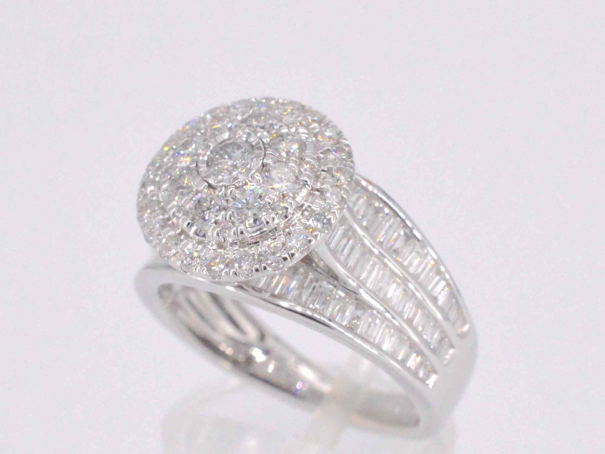 Witgouden entourage ring met diamanten 2041-7