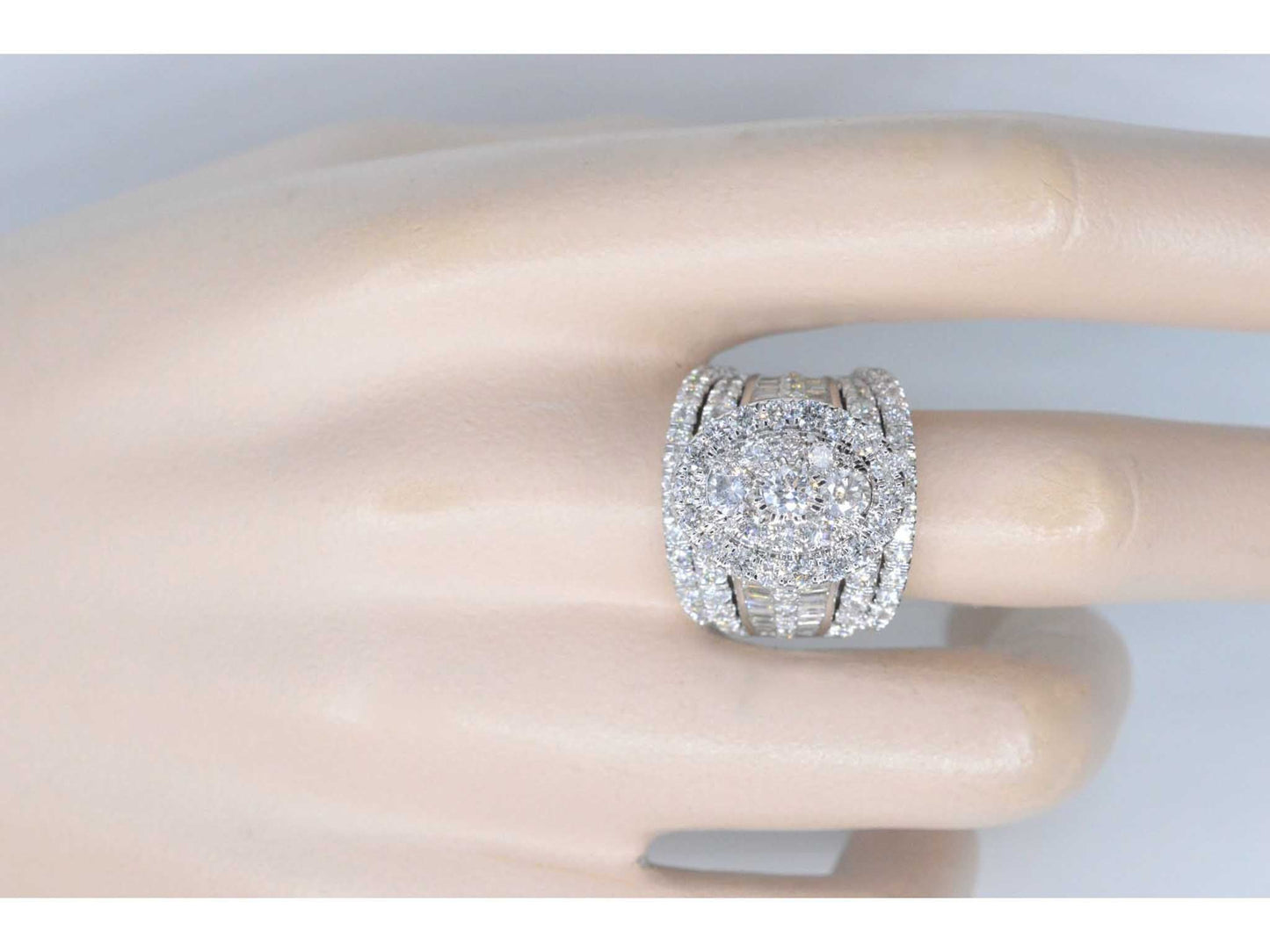 Witgouden ring vol gezet met diamanten 5.50 carat
