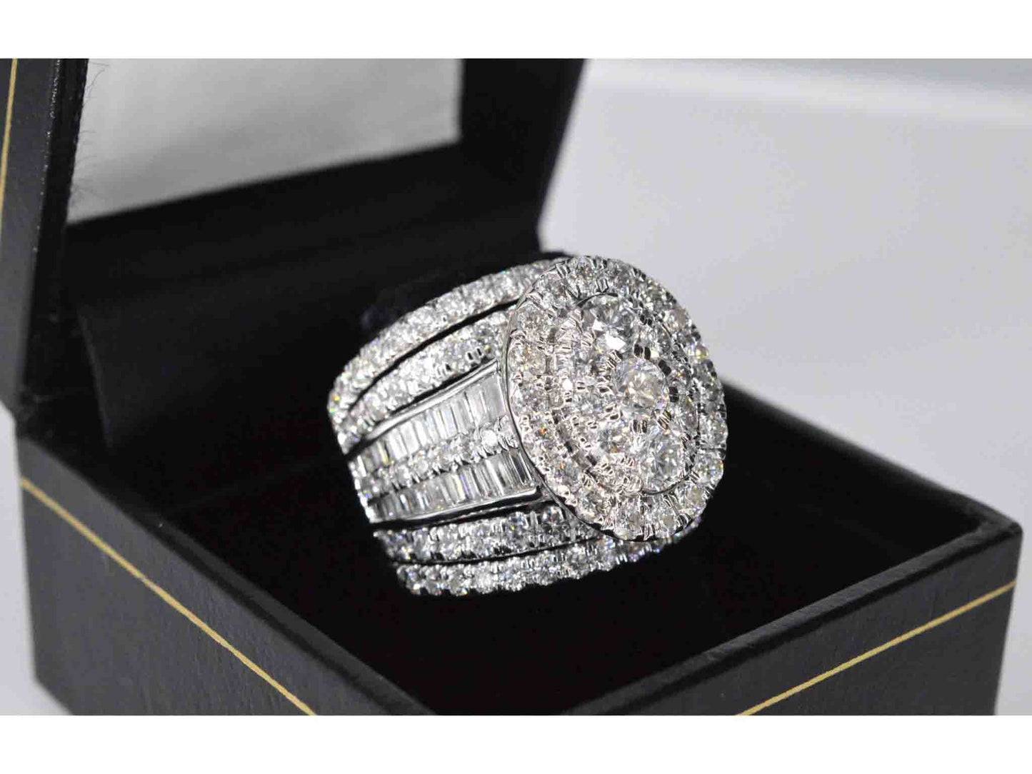 Witgouden ring vol gezet met diamanten 5.50 carat