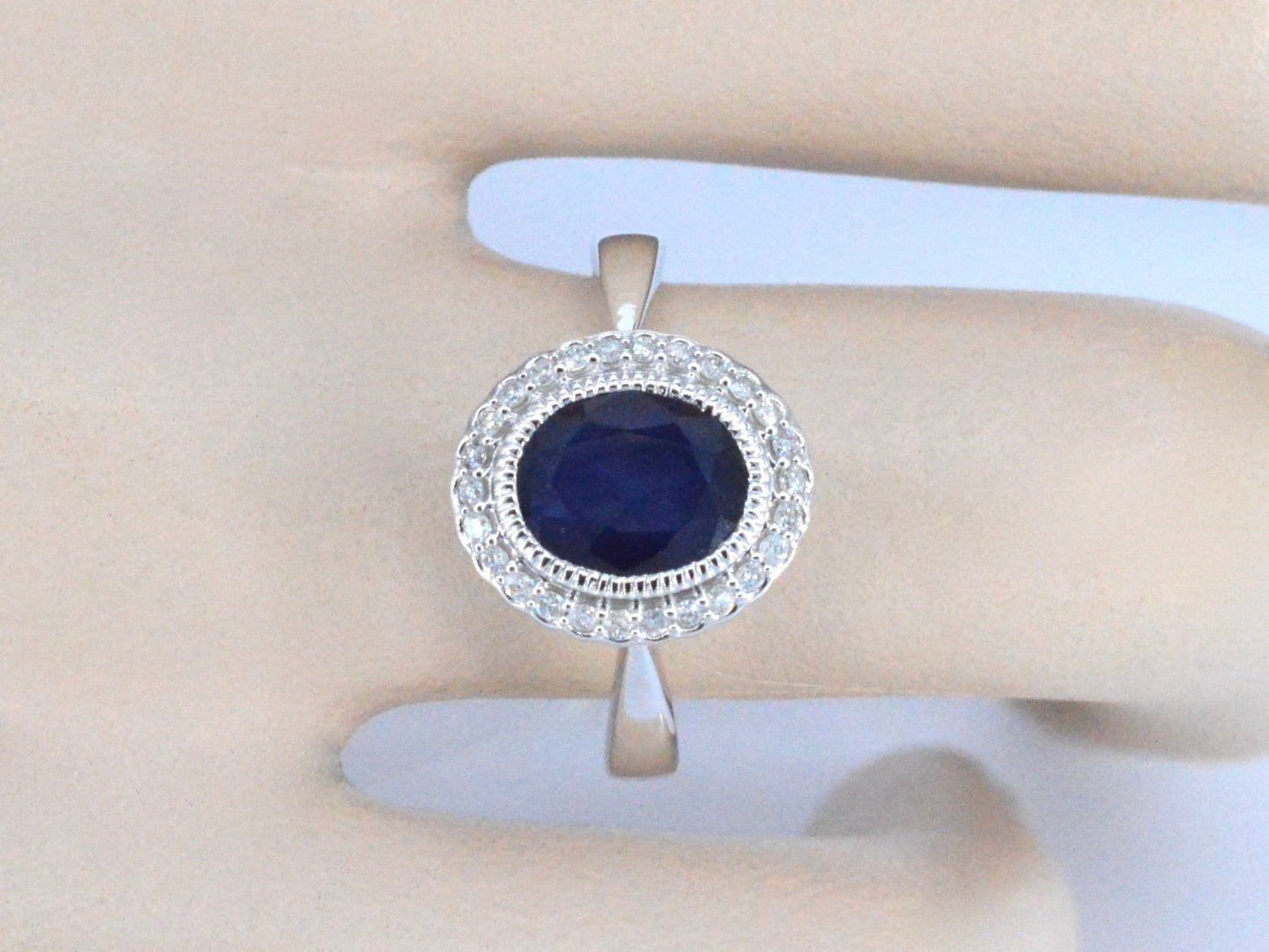 Witgouden entourage ring met diamanten en saffier 2044-1