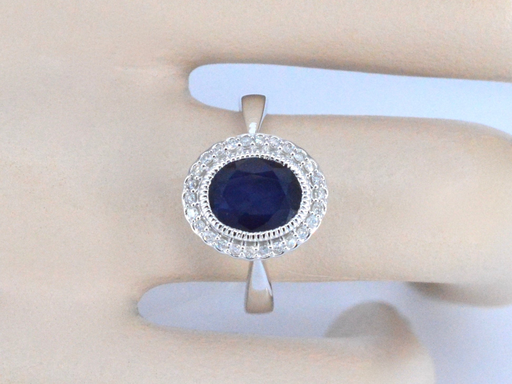 Witgouden entourage ring met diamanten en saffier 2044-1