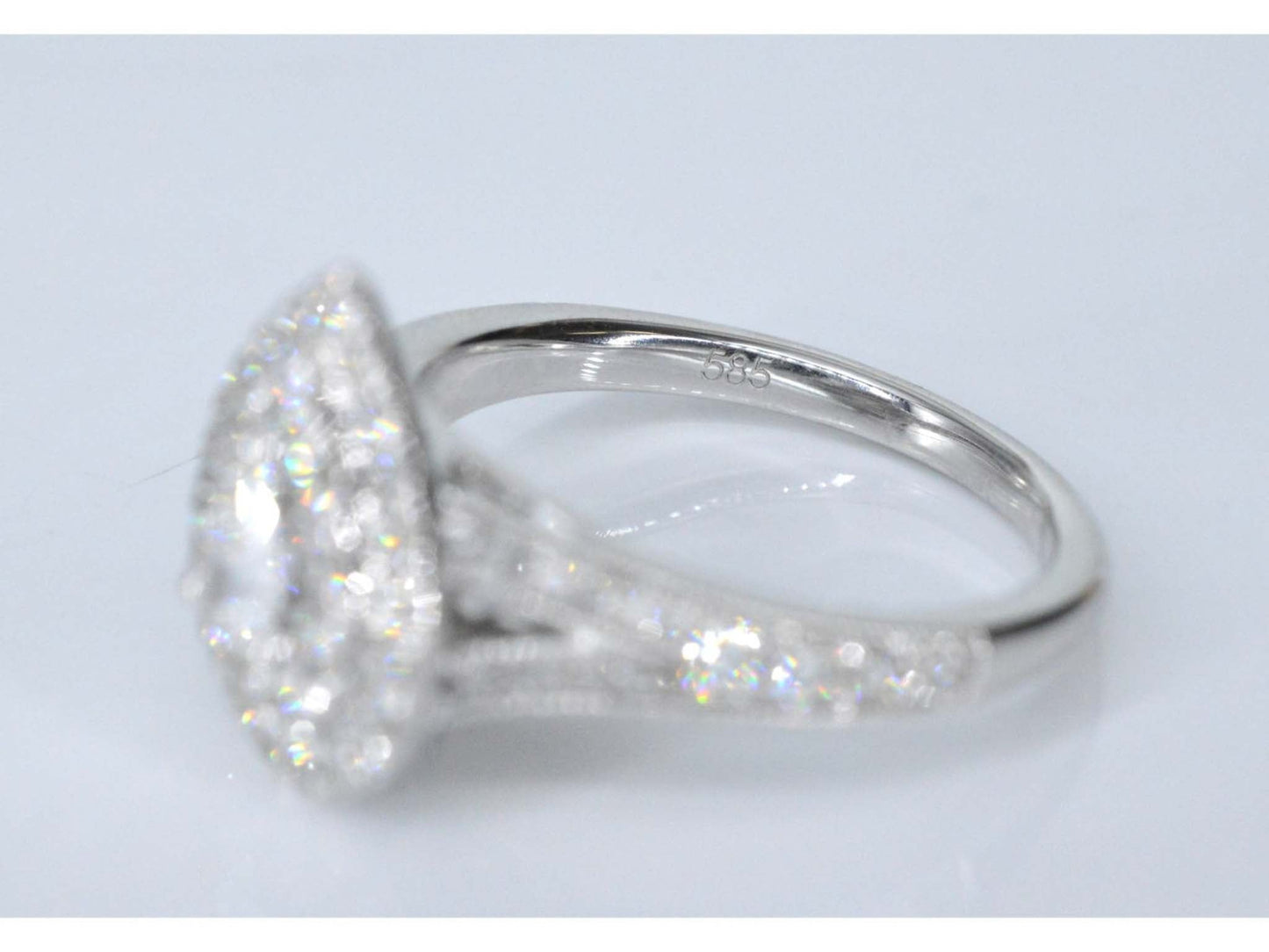 Witgouden druppelvormige entourage ring met diamanten