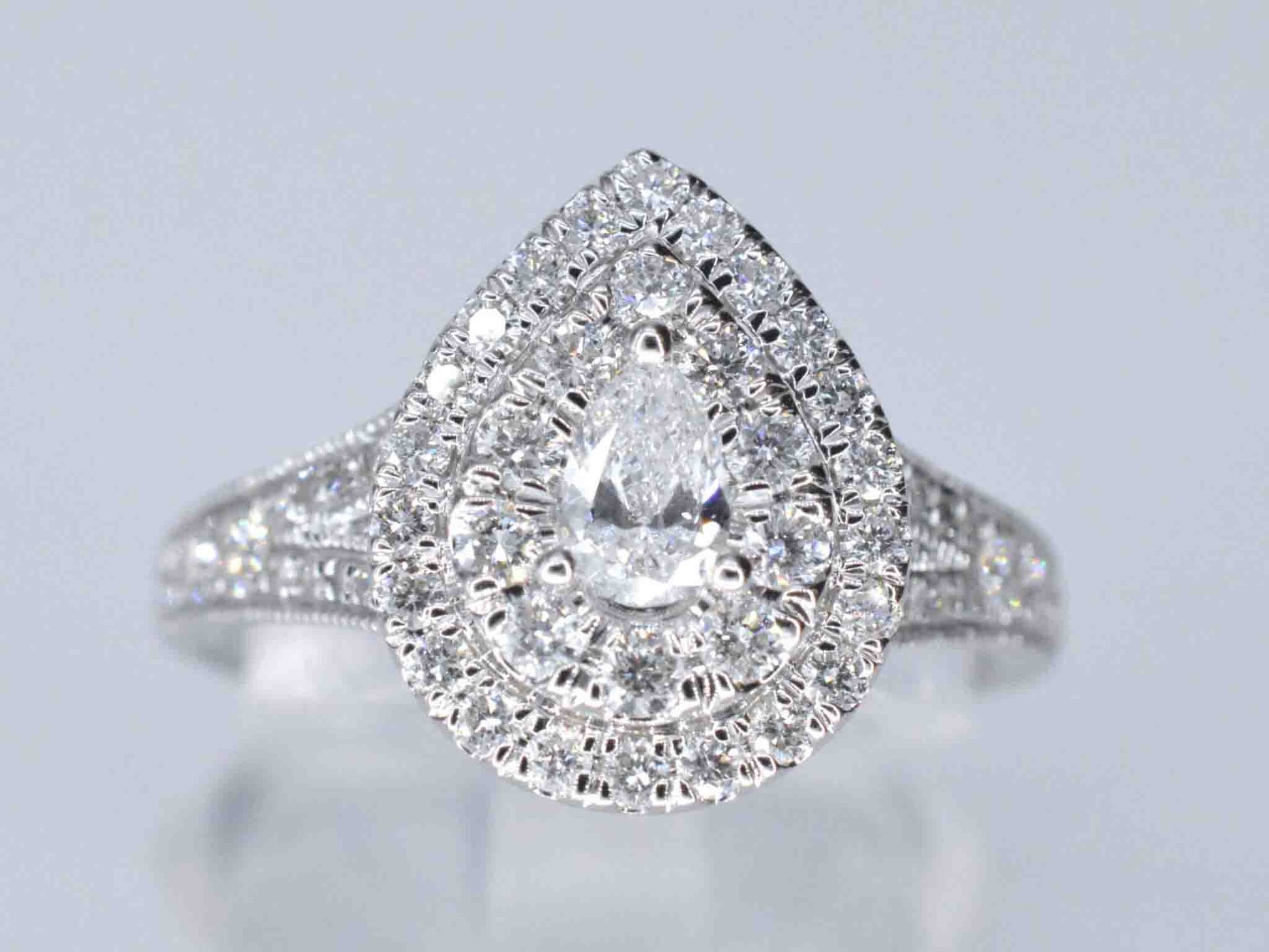 Witgouden druppelvormige entourage ring met diamanten