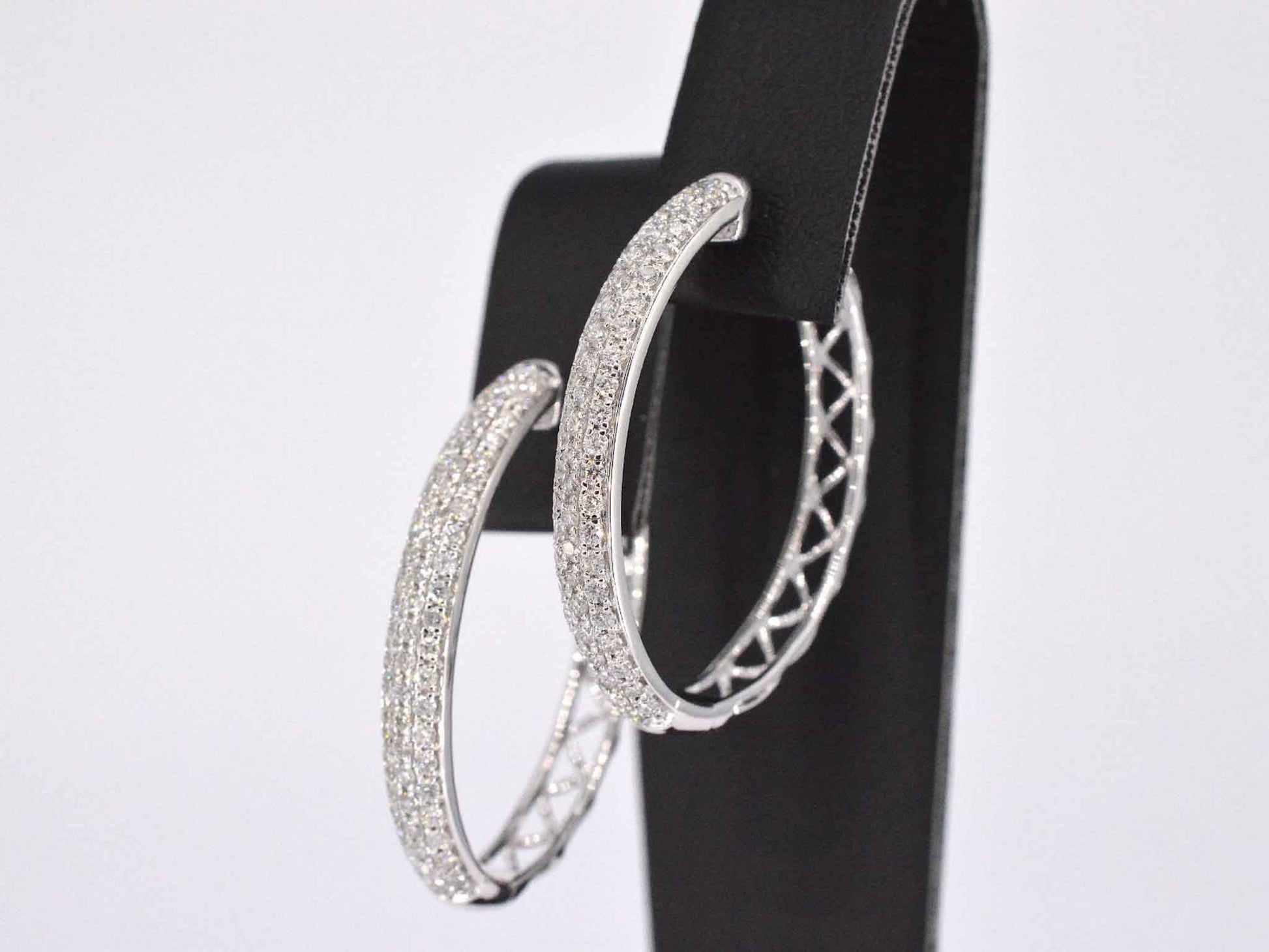 Witgouden creolen oorbellen met diamanten 2052-2