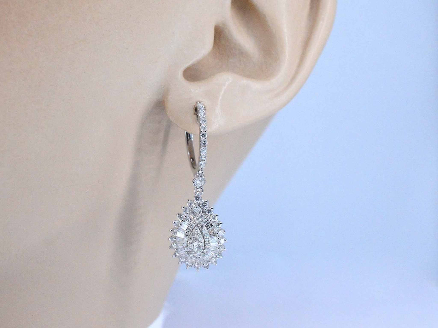Witgouden druppelvormige oorhangers met diamanten