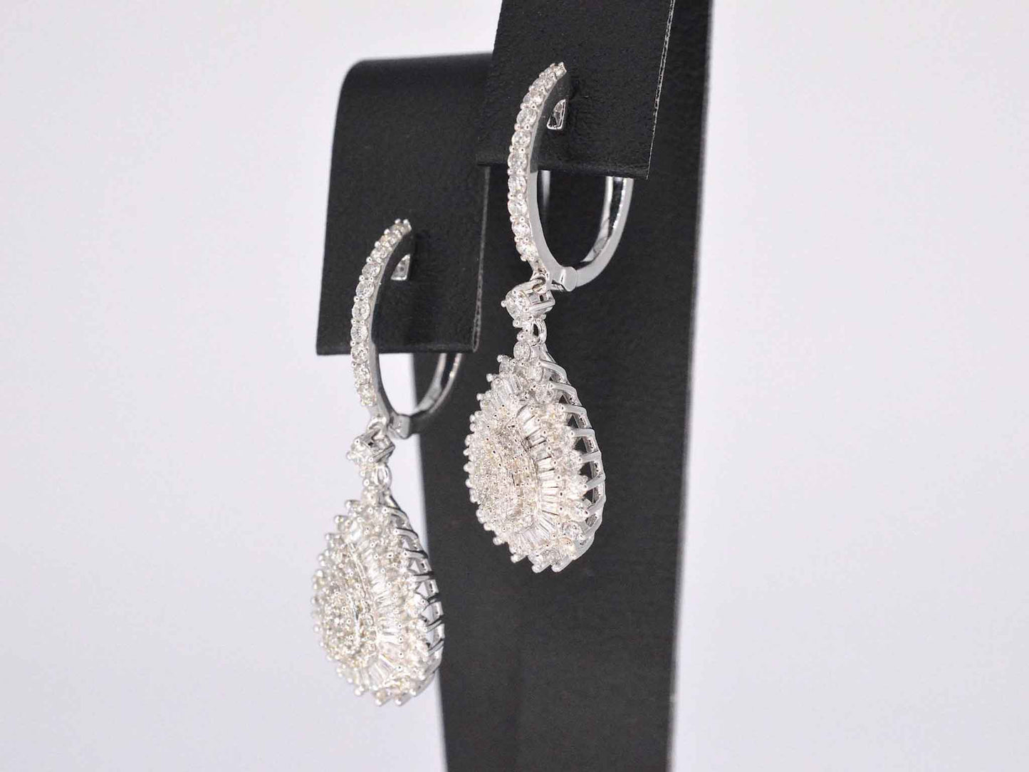 Witgouden druppelvormige oorhangers met diamanten