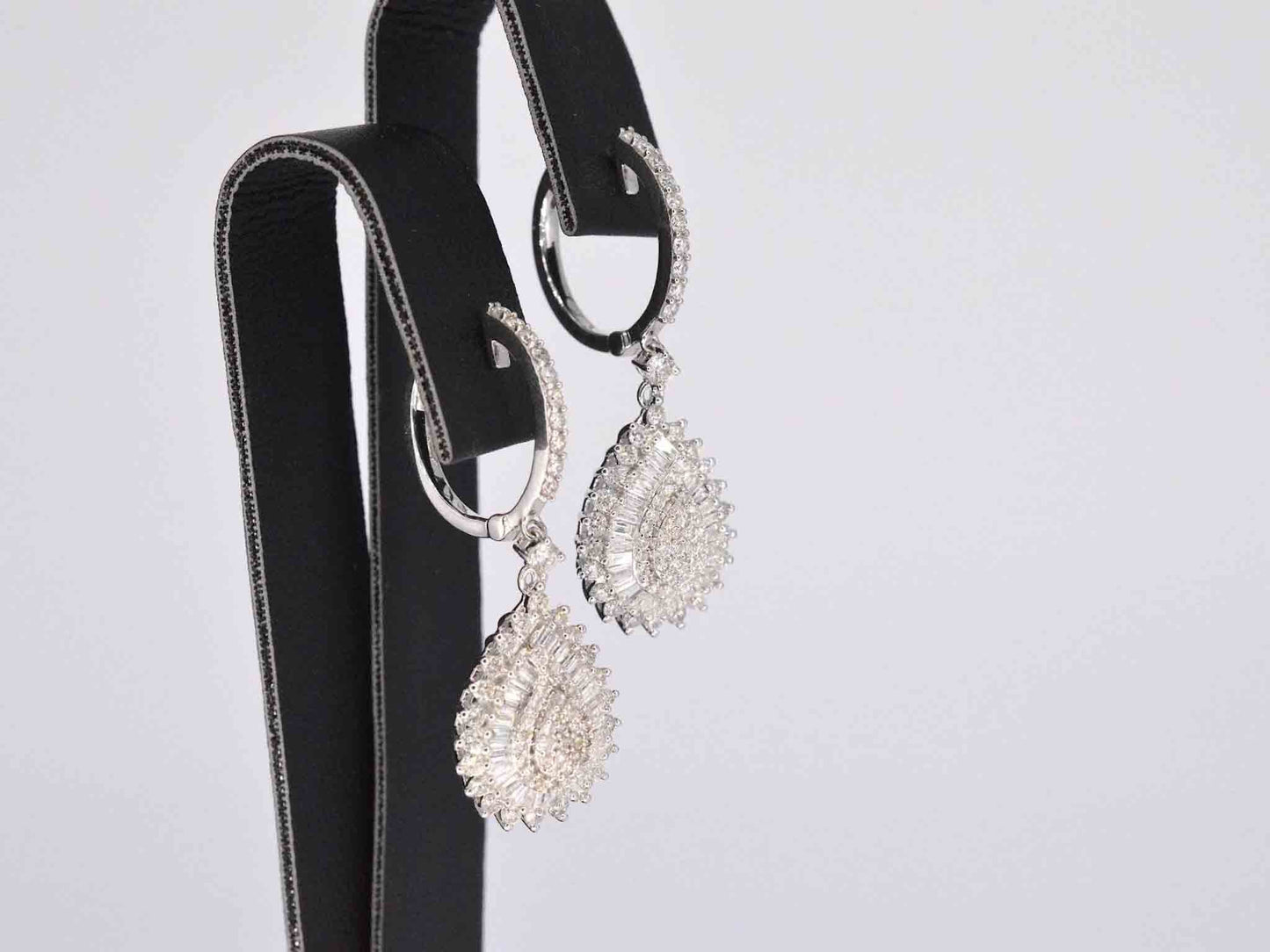 Witgouden druppelvormige oorhangers met diamanten