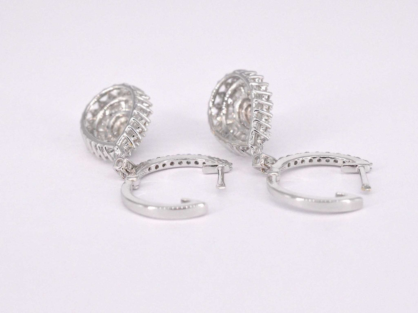 Witgouden druppelvormige oorhangers met diamanten