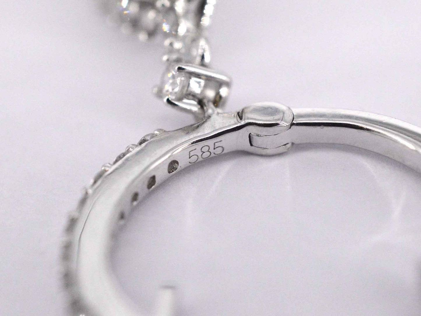 Witgouden druppelvormige oorhangers met diamanten