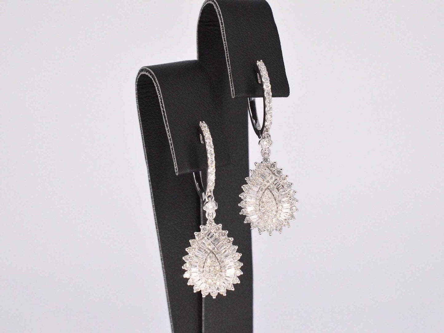 Witgouden druppelvormige oorhangers met diamanten