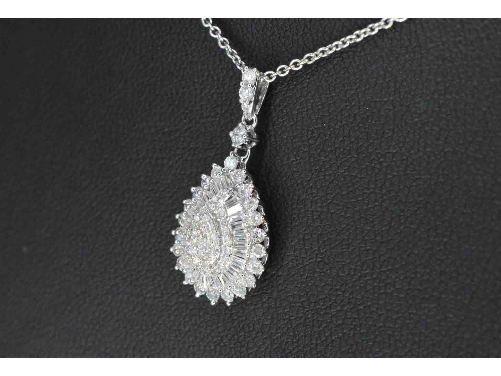 Witgouden druppelvormige hanger met diamanten