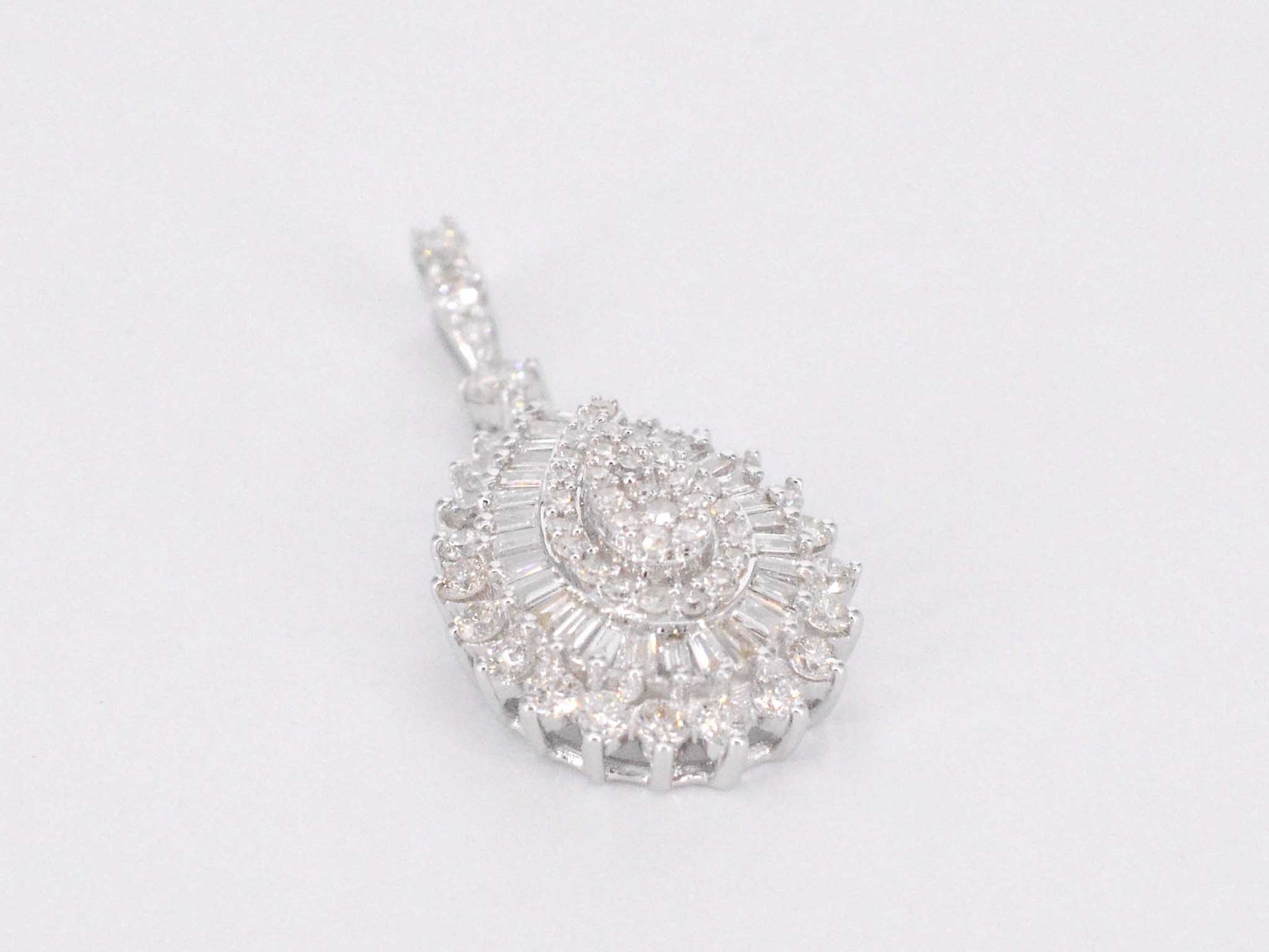 Witgouden druppelvormige hanger met diamanten 2056-1