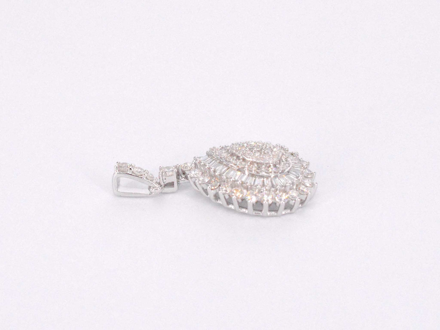 Witgouden druppelvormige hanger met diamanten 2056-2