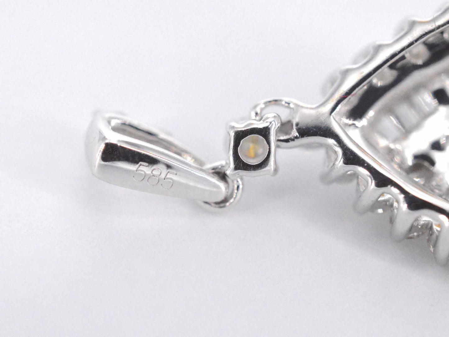 Witgouden druppelvormige hanger met diamanten 2056-3