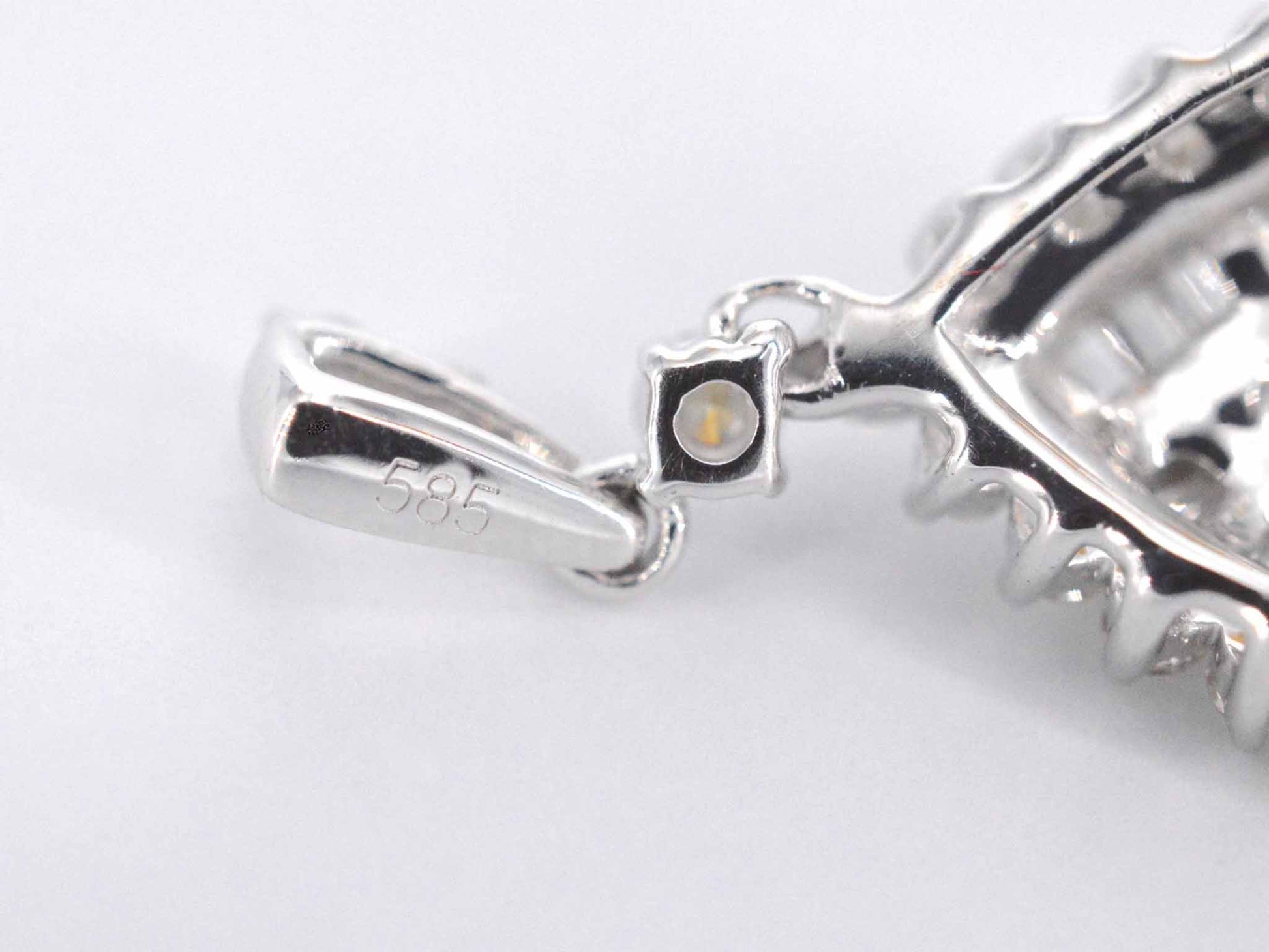 Witgouden druppelvormige hanger met diamanten 2056-3