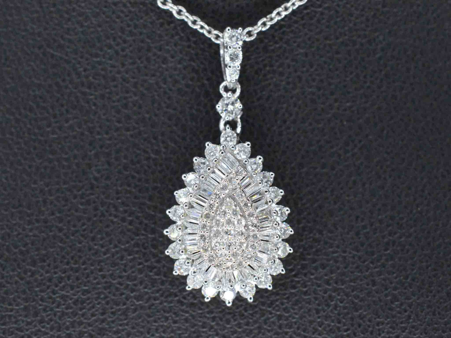 Witgouden druppelvormige hanger met diamanten 2056-5